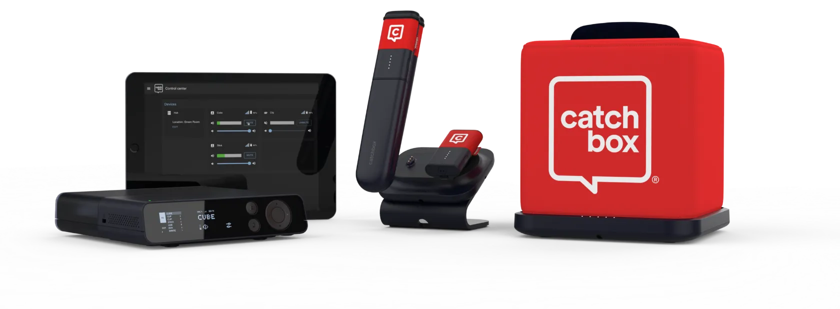 Equipamentos Catchbox lado a lado: duas unidades pretas com ecrã, um microfone de mão e um pequeno microfone numa base, e o cubo vermelho com o logótipo catchbox.